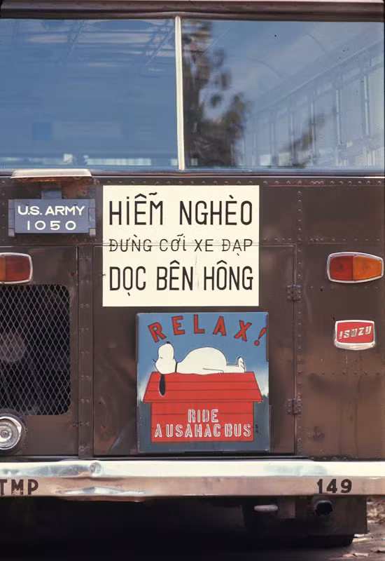 Biển cảnh báo trên một chiếc xe bus quân sự của Mỹ.