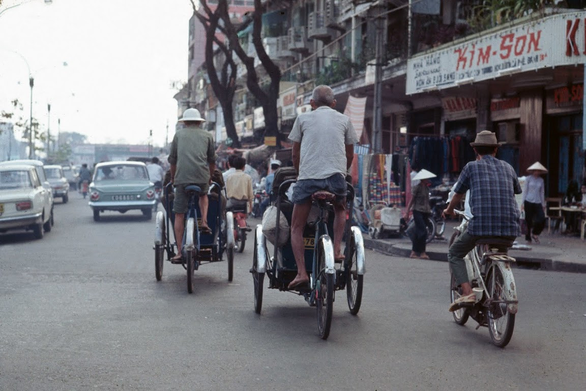 Những chiếc xích lô trên đại lộ Lê Lợi, Sài Gòn năm 1968.