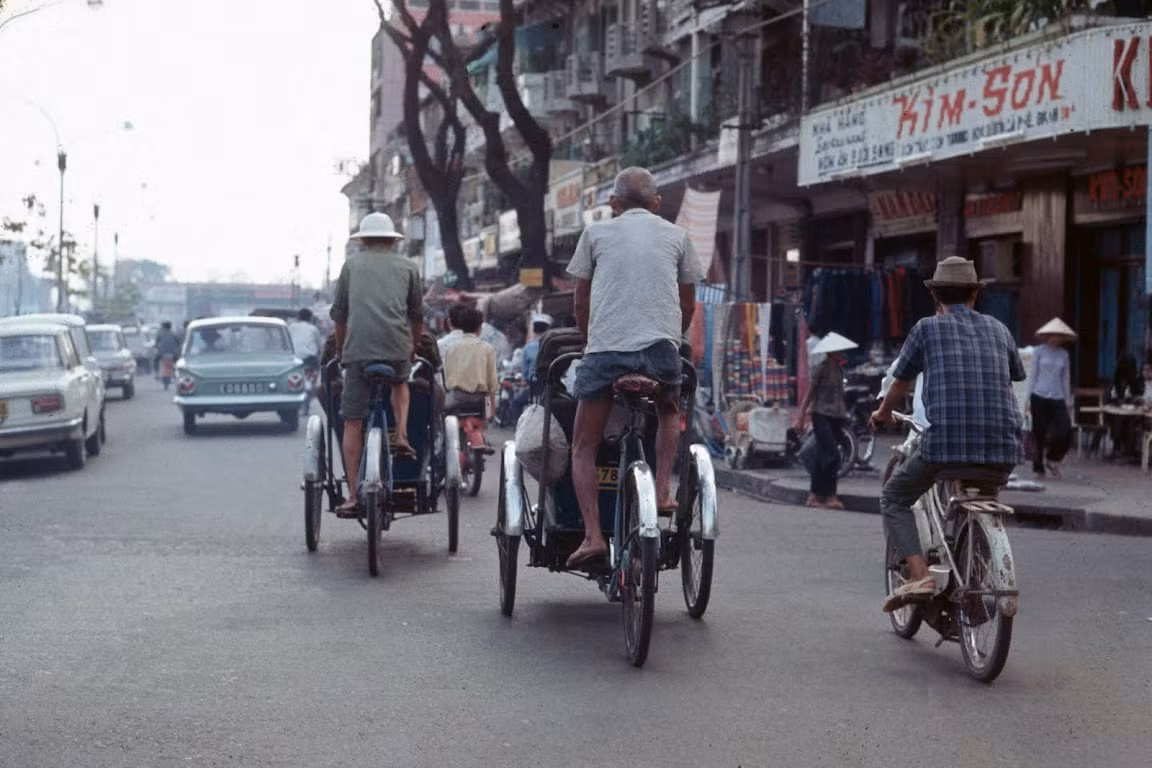 Những chiếc xích lô trên đại lộ Lê Lợi, Sài Gòn năm 1968.