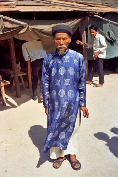 Bố của chú rể, một cụ ông đẹp lão.