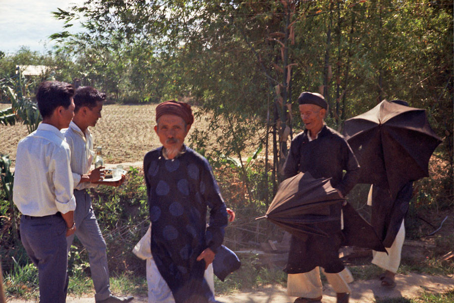 Đám rước từ gia đình cô dâu tới nhà trai, Quảng Trị năm 1969.