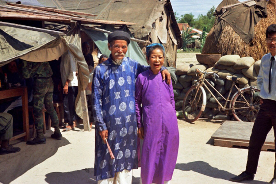 Cha mẹ của chú rể.