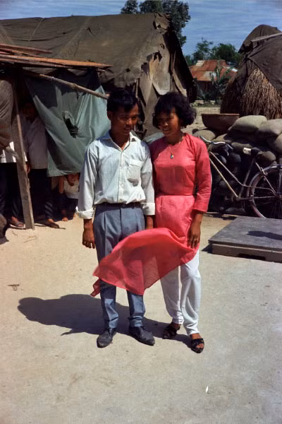 Cô dâu và chú rể chụp ảnh kỷ niệm.