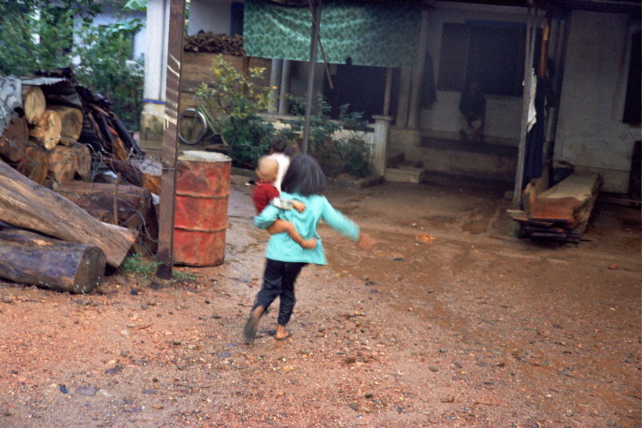 Hai đứa trẻ bên nhà cô dâu ù té chạy khi được chụp hình.