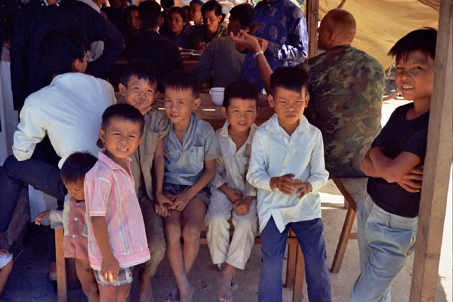 Joe và các đứa em họ chờ đợi được ăn cỗ.