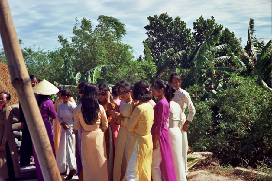 Cô dâu và các cô phù dâu đứng tán gẫu.