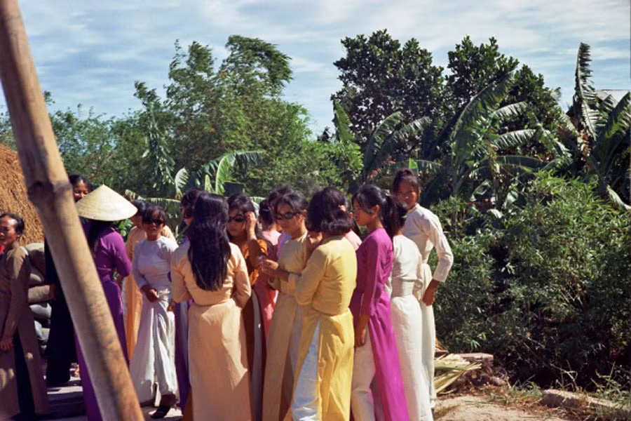 Cô dâu và các cô phù dâu đứng tán gẫu.