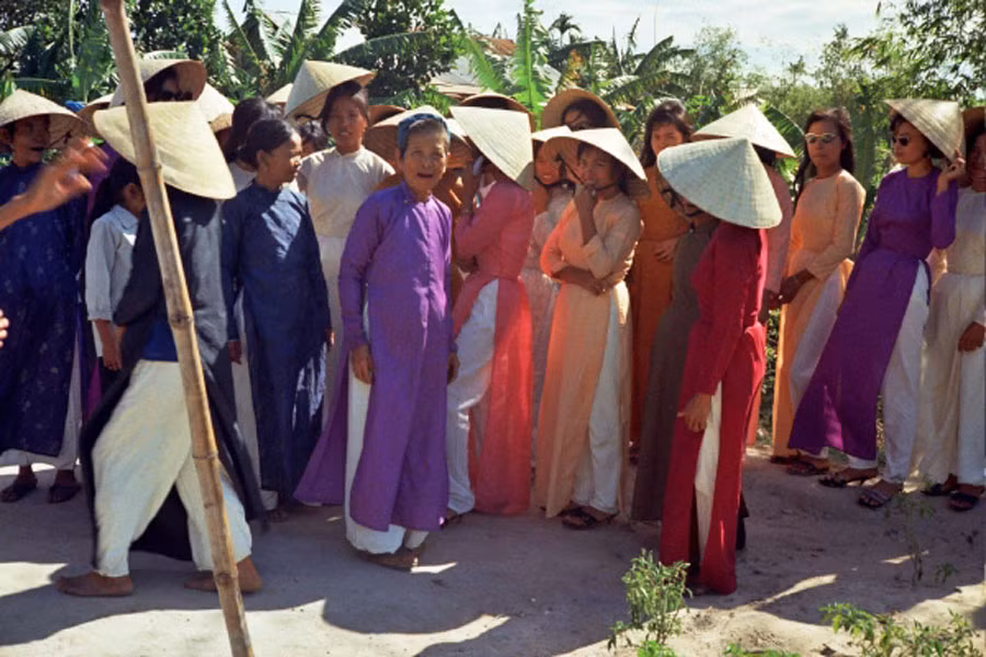 Mẹ chú rể bên các cô phù dâu.