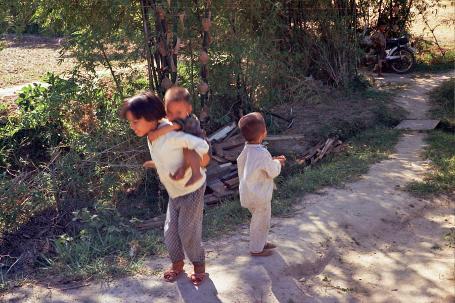 Trẻ em hiếu kỳ đi theo đám rước.