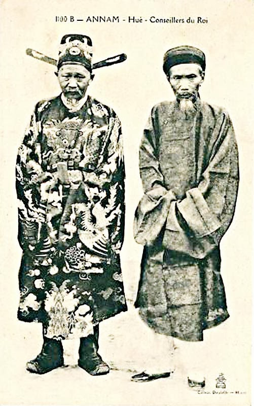 Hai viên quan ở Huế.