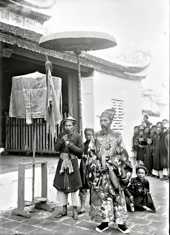 Quan Thượng thư Bộ học Cao Xuân Dục (1843-1923) vinh danh những sĩ tử đỗ đạt ở trường thi Nam Định.