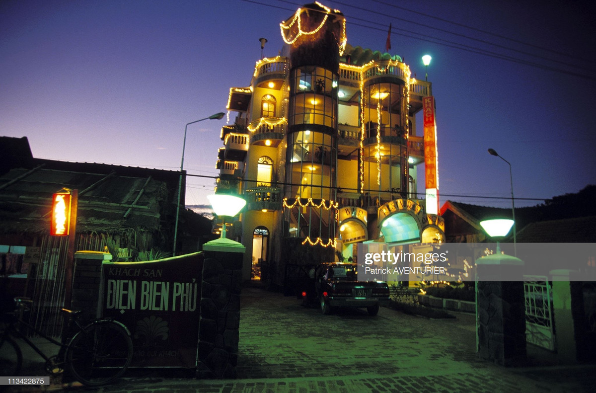 Khách sạn Điện Biên Phủ rực rỡ ánh đèn trong buổi tối, dịp kỷ niệm 40 năm chiến thắng Điện Biên Phủ.