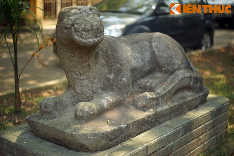 Tượng hổ có kích thước gần như thật (dài 1m43) được tạo hình với dáng điệu nằm xoài trên bệ. Thân hình hổ khá thon, bộ ức nở nang, bắp vế căng tròn.