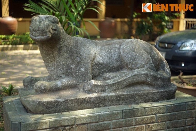 Tượng được tạo khối đơn giản nhưng vẫn toát lên sự sinh động, lột tả được vẻ dũng mãnh của vị chúa sơn lâm trong tư thế rất thư thái.