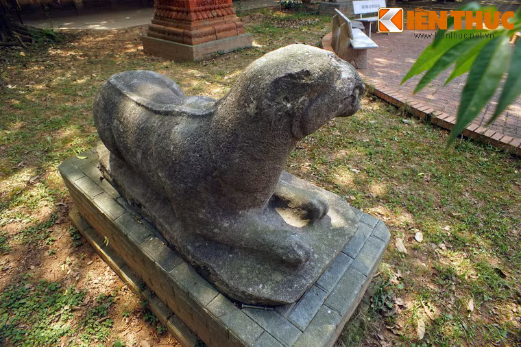 Có ý kiến cho rằng, thông qua hình tượng con hổ, các nghệ sĩ điêu khắc thời xưa cố gắng lột tả thần thái của Thái sư Trần Thủ Độ.