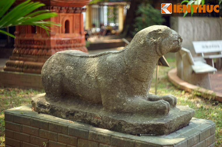 Nhìn chung, bức tượng hổ lăng Trần Thủ Độ có bố cục dứt khoát, được sắp xếp một cách chặt chẽ, vững chãi, là đặc trưng của điêu khắc thời Trần.