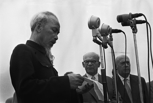 Chủ tịch Hồ Chí Minh trong chuyến thăm Ba Lan.