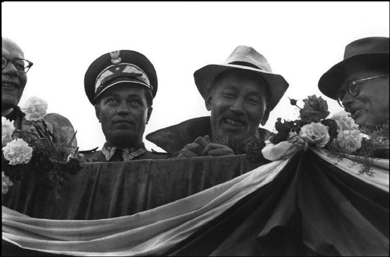 Hồ Chủ tịch cùng các nhà lãnh đạo Ba Lan dự khán cuộc diễu hành quân sự hàng năm tại Quảng trường Kabalinsky, thành phố Poznan.