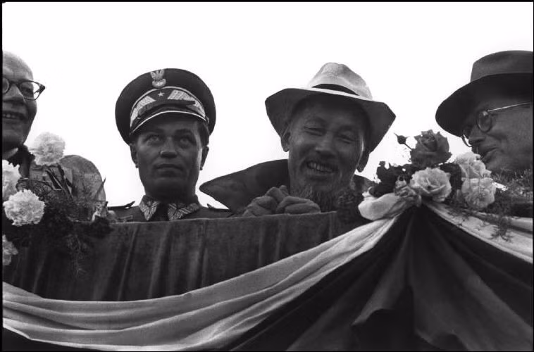 Hồ Chủ tịch cùng các nhà lãnh đạo Ba Lan dự khán cuộc diễu hành quân sự hàng năm tại Quảng trường Kabalinsky, thành phố Poznan.