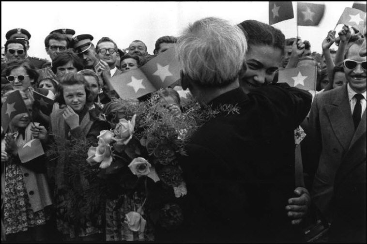 Bé gái Ba Lan tặng hoa cho Bác Hồ tại sân bay.