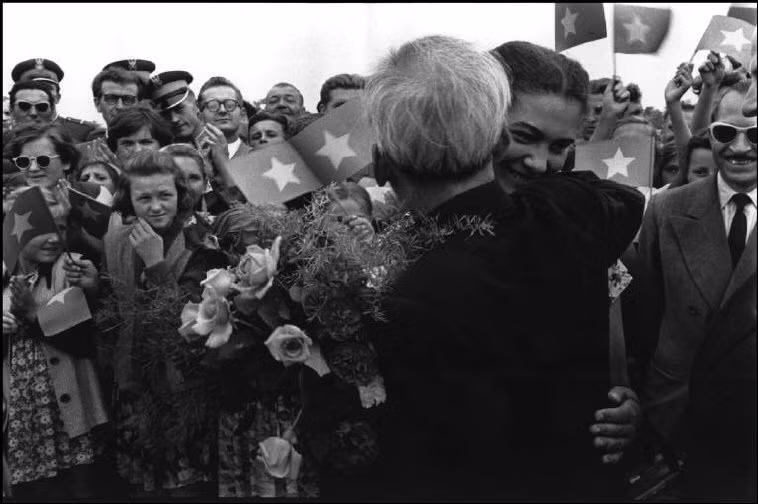 Bé gái Ba Lan tặng hoa cho Bác Hồ tại sân bay.