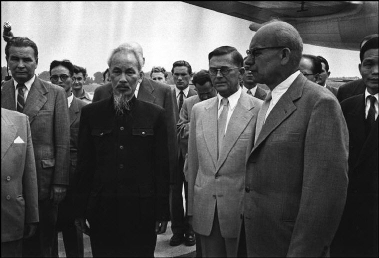 Sau khi bước xuống từ chiếc máy bay Ilyushin Il-14, Chủ tịch Hồ Chí Minh được các nhà lãnh đạo CHND Ba Lan (gồm Tổng thống Aleksander Zawadzki, Bí thư thứ nhất Đảng Công nhân Ba Lan Ba Lan Władysław Gomułka và Thủ tướng Józef Cyrankiewicz) tiếp đón tại sân bay Warsaw, tháng 7/1957.