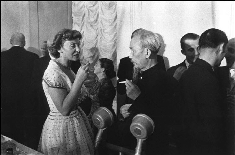 Bác Hồ trò chuyện với phu nhân Thủ tướng Ba Lan tại một buổi chiêu đãi tổ chức tại tòa nhà Hội đồng Bộ trưởng ở Warsaw.