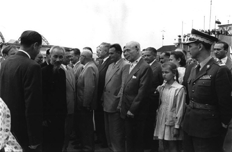 Đội danh dự của quân đội Ba Lan, các nhà ngoại giao cùng trẻ em Ba Lan và một số sinh viên Việt Nam chào đón Hồ Chủ Tịch tại sân bay Warsaw.