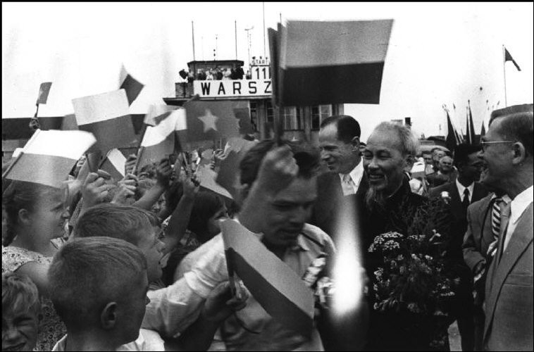 Thiếu nhi Ba Lan vẫy quốc kỳ hai nước Việt Nam - Ba Lan khi chào đón Bác Hồ.