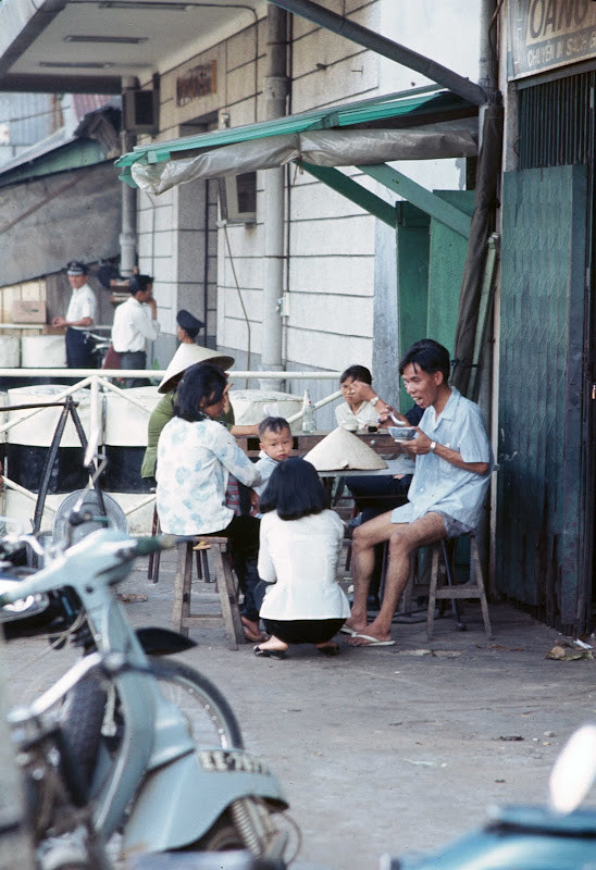 Một gia đình ăn trưa ngay trên vỉa hè.