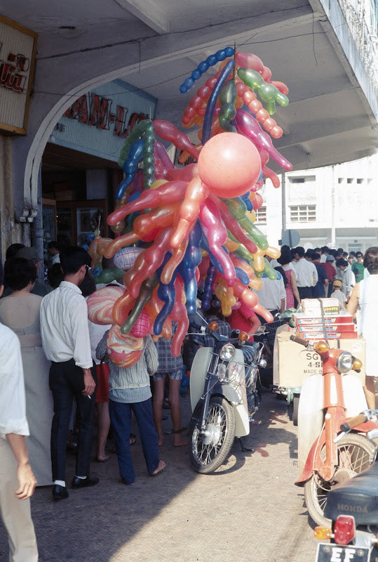 Người bán bóng bay dạo trên đường phố.