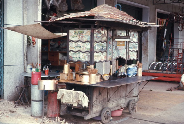 Sạp bán mỳ tại vỉa hè khu Chợ Lớn.
