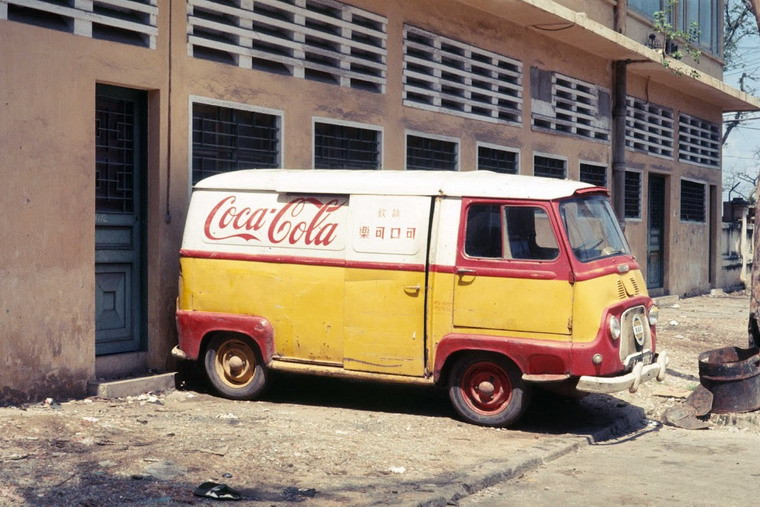 Xe chở hàng của hãng Coca Cola ở một góc phố Sài Gòn.