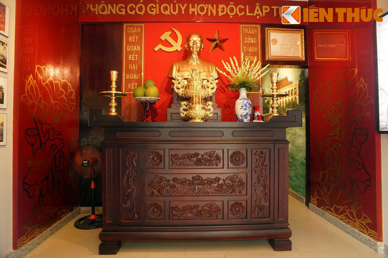 Tầng một của di tích đặt bàn thờ Chủ tịch Hồ Chí Minh ở trung tâm.