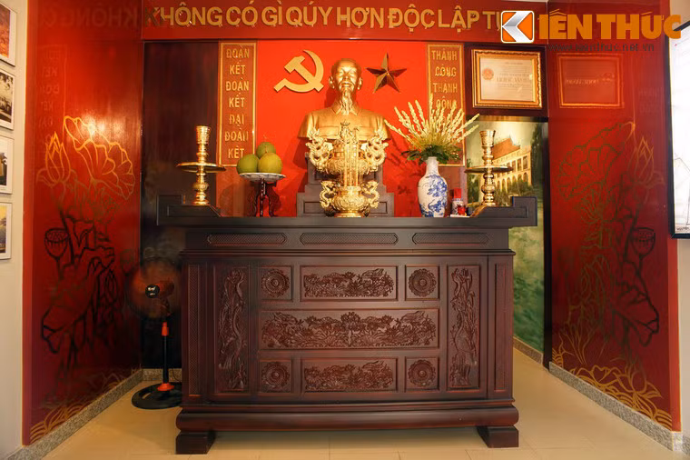 Tầng một của di tích đặt bàn thờ Chủ tịch Hồ Chí Minh ở trung tâm.