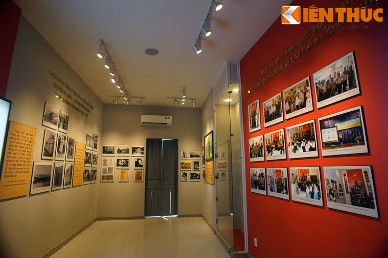 Tầng hai là khu trưng bày về hành trình tìm đường cứu nước của Bác Hồ.