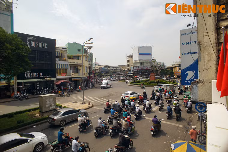 Khung cảnh nhìn từ ban công.