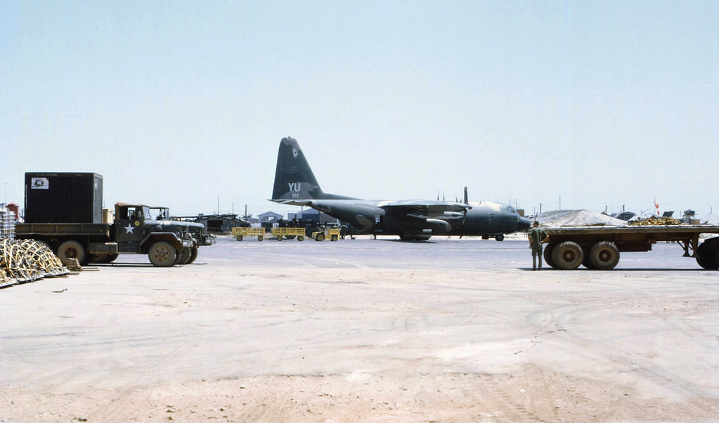 Máy bay C-130 của không quân Mỹ đỗ trên đường băng sân bay Phú Bài.