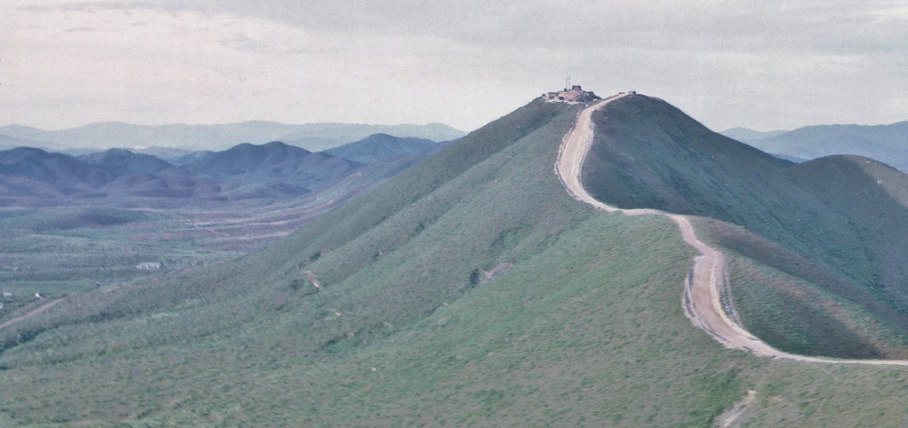 Một điểm cao nằm giữa sân bay Phú Bài và trại Eagle, nhìn từ máy bay.