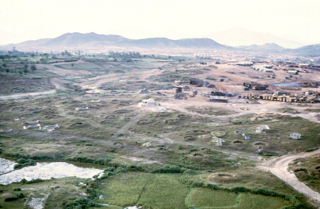 Trại Eagle ở phía Tây sân bay Phú Bài, nơi đồn trú của các binh sĩ Sư đoàn Kỵ binh số 1 Mỹ.
