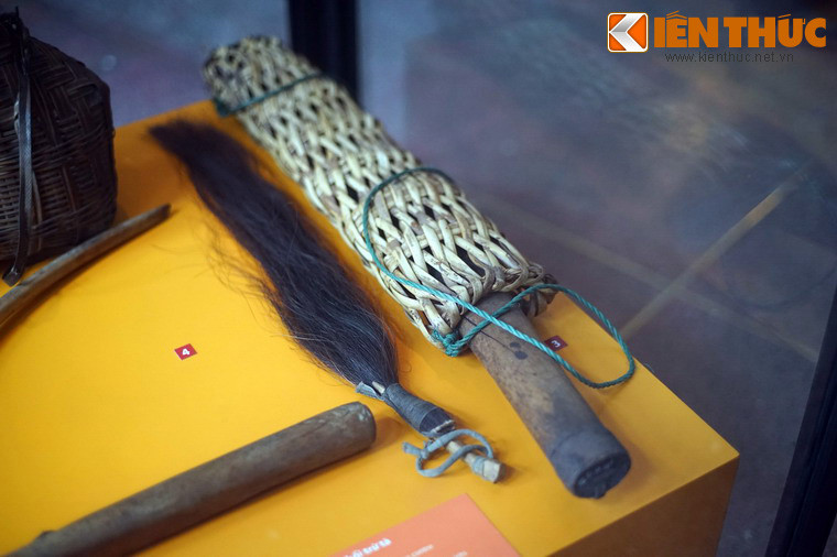 Dao có bao đan bằng sợi mây của người Sán Dìu ở Quảng Ninh. Không chỉ là vũ khí tự vệ, dao còn là vật trang sức, dụng cụ mở đường khi đi rừng, dụng cụ đồng áng...