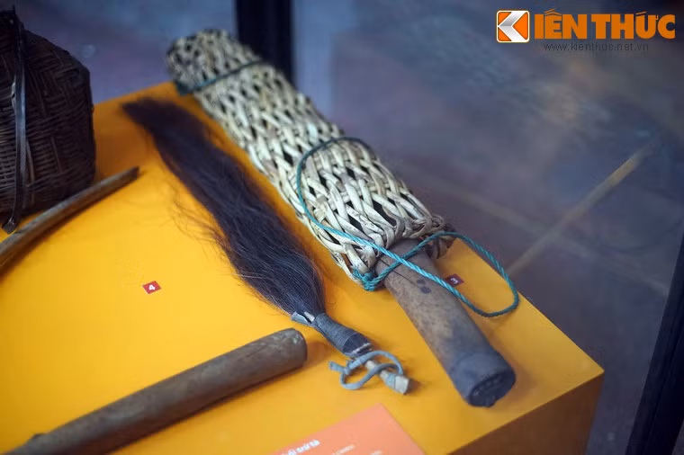 Dao có bao đan bằng sợi mây của người Sán Dìu ở Quảng Ninh. Không chỉ là vũ khí tự vệ, dao còn là vật trang sức, dụng cụ mở đường khi đi rừng, dụng cụ đồng áng...