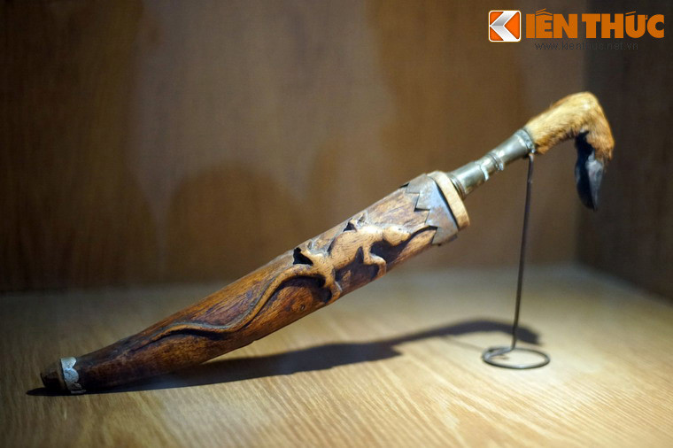 Dao nam giới của người Mường ở Hòa Bình. Những con dao dùng làm vật trang sức có thể được chế tác rất cầu kỳ.