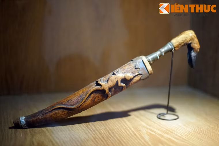 Dao nam giới của người Mường ở Hòa Bình. Những con dao dùng làm vật trang sức có thể được chế tác rất cầu kỳ.