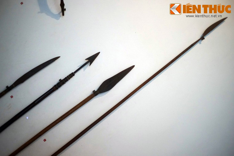 Các loại mũi giáo của người Co (Quảng Ngãi) và người Cơtu (Quảng Nam). Có hai cách sử dụng giáo là đâm và phóng bằng tay. Dù tầm tác chiến ngắn nhưng sức sát thương của giáo lớn hơn nỏ rất nhiều.