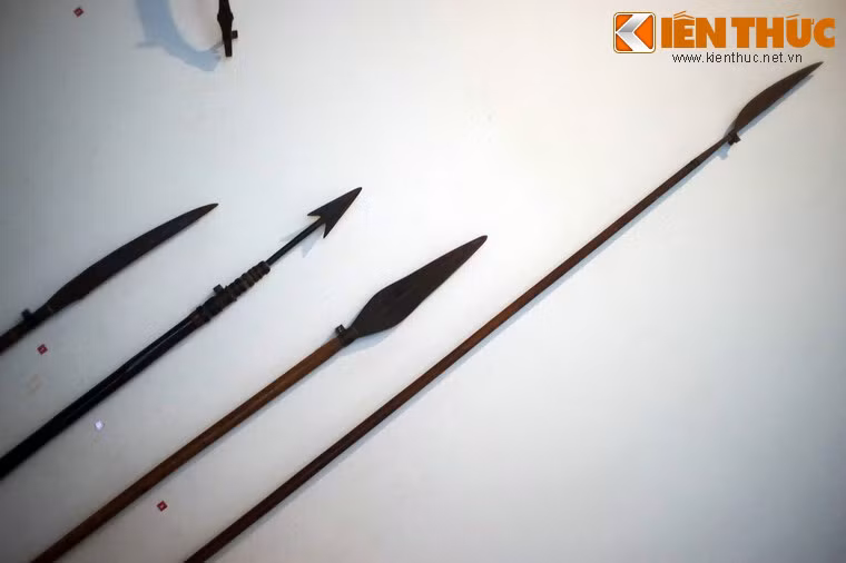 Các loại mũi giáo của người Co (Quảng Ngãi) và người Cơtu (Quảng Nam). Có hai cách sử dụng giáo là đâm và phóng bằng tay. Dù tầm tác chiến ngắn nhưng sức sát thương của giáo lớn hơn nỏ rất nhiều.