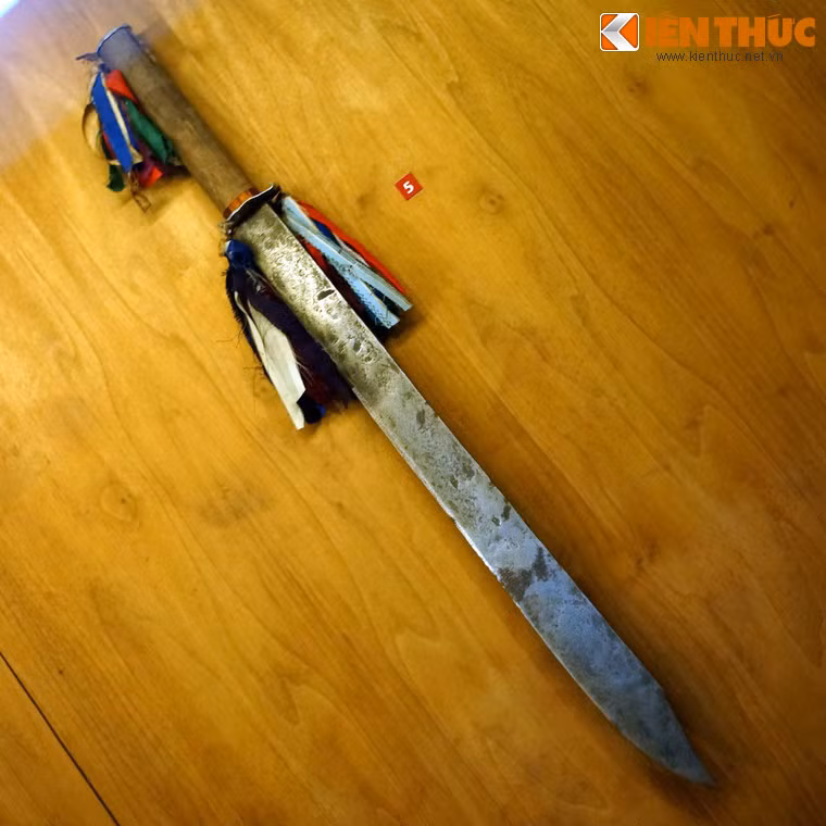 Gươm thờ của người La Chí ở Hà Giang. Ngoài vai trò của một vũ khí cận chiến, gươm còn có vai trò như vật dụng nghi lễ trong văn hóa của nhiều dân tộc ở Việt Nam.