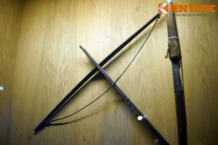 Nỏ của người Chứt ở Quảng Bình. Đây là loại vũ khí thô sơ phổ biến, đã được cộng đồng các dân tộc ở Việt Nam sử dụng từ hàng nghìn năm trước.