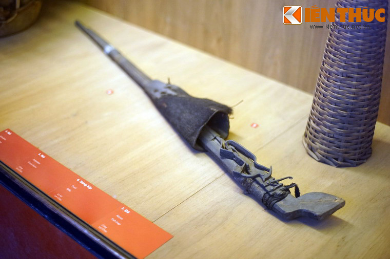 Súng kíp của người La Hủ ở Lai Châu. Khi dùng súng kíp, thuốc phóng và đạn được nạp từ miệng nòng, gây hỏa bằng một kíp kiểu va đập đặt ở đuôi nòng. Loại vũ khí này cũng được dùng trong cả săn bắn và chiến đấu.