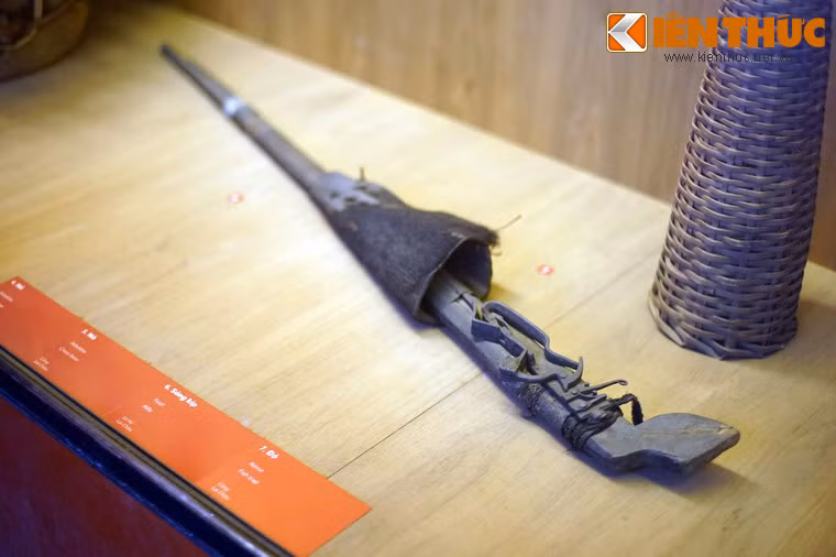 Súng kíp của người La Hủ ở Lai Châu. Khi dùng súng kíp, thuốc phóng và đạn được nạp từ miệng nòng, gây hỏa bằng một kíp kiểu va đập đặt ở đuôi nòng. Loại vũ khí này cũng được dùng trong cả săn bắn và chiến đấu.